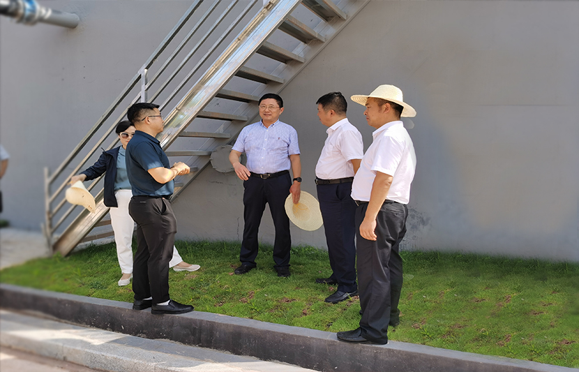 江西省生態(tài)環(huán)境廳副廳長級生態(tài)環(huán)境監(jiān)察專員、贛南專員辦主任喻子水一行蒞臨挺進(jìn)環(huán)保和樂新村項(xiàng)目點(diǎn)視察調(diào)研