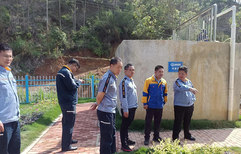 廣西稀土總經理杜棟斌一行蒞臨挺進環(huán)保廣西兩安稀土礦區(qū)尾水收集處理站視察指導