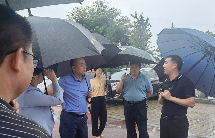 省發(fā)改委長江處處長劉建軍一行蒞臨挺進環(huán)保興國小春河項目調研指導